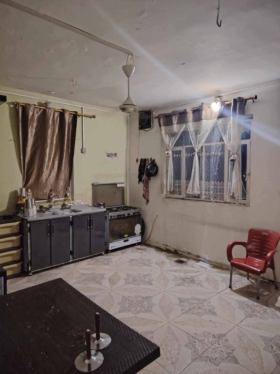 بيت للبيع في شارع البريد مقابيل البريد مباشراً
موقع تجاري ع شارع مباشراً :- 

المساحة :- 265 واقع حال =بسند 250

تفاصيل المحل :- 

البيت يحتوي ع محلات موقع تجاريةة ويرهم شقةة المحل طابقين 8ونص واجهةة و 6 م نزال علماً ان المحلات كونكريت مسلح وركن المحل الجوة درج يصعد لفوك يرهم شقةة المحلات .

تفاصيل البيت :- 

واجهه 4 امتار يحتوي :-

3 غرف 
صالة 
مطبخ 
استقبال 
صحيات داخليةة وخارجيةة .
مناور عدد 2
سطح شتايكر حديث .
----------

للتوضيح :- بيت محجوز مباردة نبيعةة محجوز واحنة نبقةة نسدد لان استقطاع الاكتروني داور بٱسمك مثقل بديون وتسديد علينةة ويداور باسمك بس يبقة محجوز فقط والاستقطاع مباشراً علينةة  .

ملاحضةة :- للبيع البيت + المحلات والمحلات ترهم شقةة لان بصفحةة مخلي درج ليفوك يصعد لطابق ثاني المحل .

رقم الموبايل غير متواجد ع فيس :- 

‏‪***********‬‏
