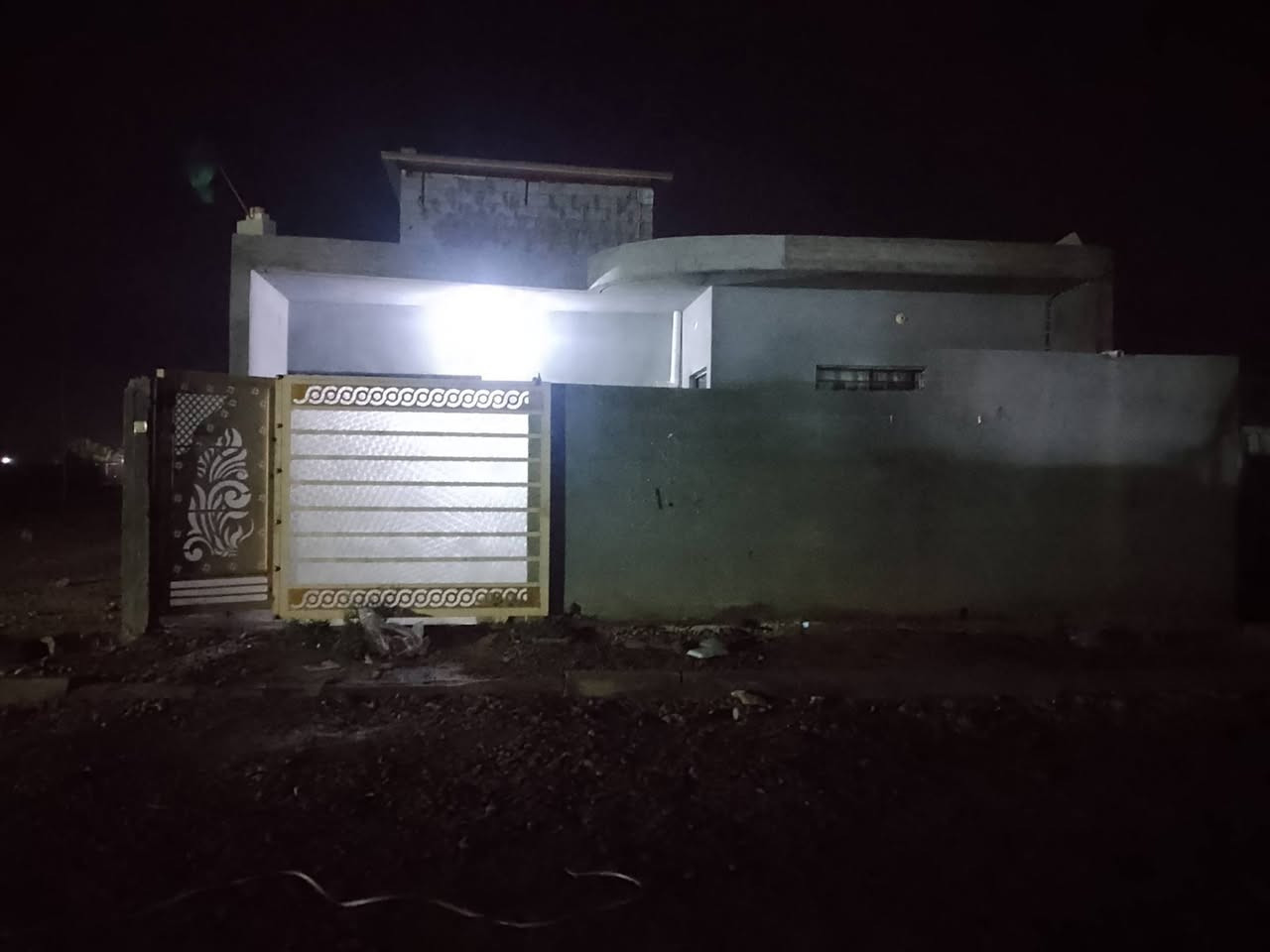 بيت للبيع في الصويرة حي العهد مساحه 200يحتوي على غرفتين نوم وصاله وحمام ومطبخ واستقبال بناء بلوك/***********/***********
