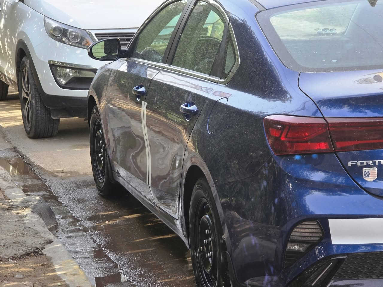 يا الله
كيا فورتي 
الموديل :2022
لون :ازرق جويتي 
محرك: 2000دوش 
فئة :EX
التفاصيل صور الحادث والسونار  كلها بل منشور

مواصفات 
1_شاشه 
2_كامره خلفية 
3_رادار امامي خلفي 
4_مانع انزلاق 
5_تحديد مسار +تنبيه خروج عن المسار 
6_فول تحكم ستيرن 
7_قيادة ذاتيه 
8_تحكم وضعيات قيادة 
9-ابل كار بلي وايرلس 
10-قطعتين تبريد
11-تدفئه مقاعد +ستيرن 

حادث جاملغ امامي  وبنيد  وبل سونار طلع باب خلفي 
  بدون دواخل  ايرباكات  سليمه 
شواصي لغود مكفولات 
 بأسمي السياره 

عنوان :بغداد  حي الجهاد 
السعر 150 وبيها مجال ان شاءالله  
استفسار ***********
