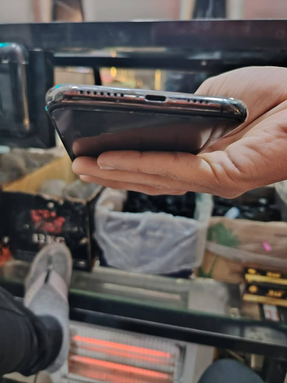 السلام عليكم
ايفون 11برو ماكس 
شرط ما مفتوح (كارتونه موجود) 
ذاكره 256
بطاريه 81
نظافه 100بل 100
وين ما يعجبك افحص 
السعر 425 وبي مجال 
مكاني موصل ايسر 
***********بي واتساب
