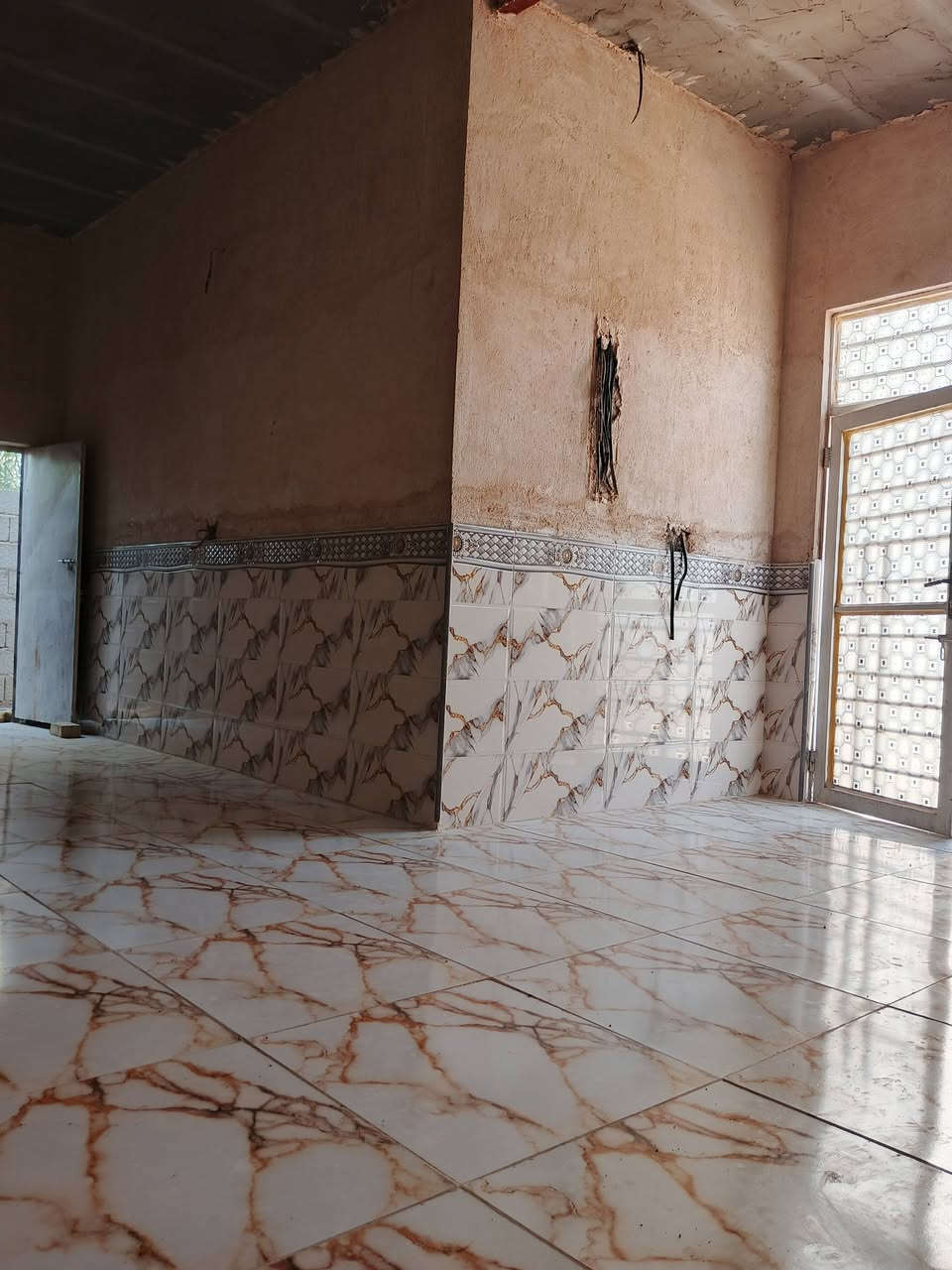 بيت للبيع. مساحه 300 متره.سقف عقاده بخدمات ماي كهرباء خط مولد سعره البيت35عقد زراعي 25 على شارع كربلاء نجف عمود 366  وراء  الحسينيات 250 متر======.***********
