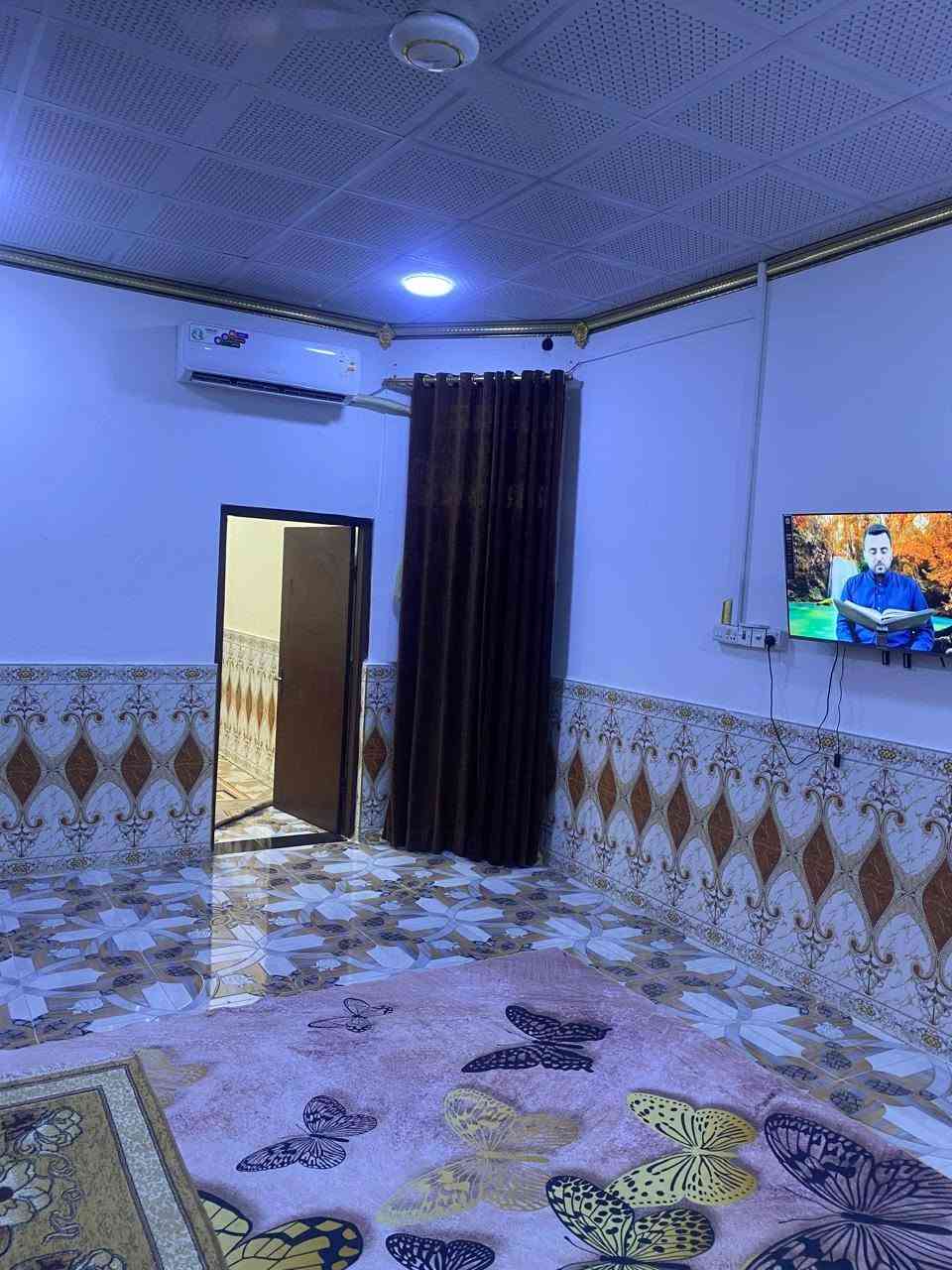 سلام عليكم بيت مساحة ٢٥٠ م زراعي عقد
العنوان البصرة الزبير حي الاندلس يبعد عن الشارع العام ٣٠٠ متر
يتكون من٢ غرف منام 
وصاله وموزع وديوان ومطبخ وصحيات 
السعر ٨٥ قابل للتفاوض 
لباقي التفاصيل تواصل 
***********
