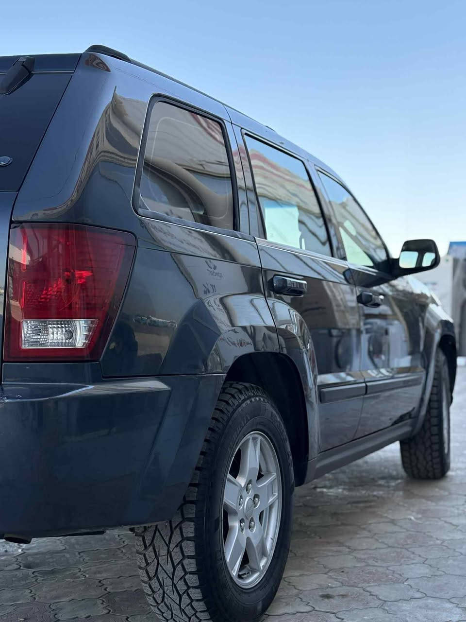 Jeep 2007 
مواسەفات دەبڵ ئەکسل، کوشن کارەبا ، تەحدید سرعە، شاشە ، دژەخلیسک، ٤ تایەی تازەی لەسەرە 
نیو چەمەلەغی دواوە بۆیاخە  داعمی نییە ، تازە پێشوو دوایم داگرتووە یەک دینار مەسرەفی نییە ، زۆر
زۆر خاوین و جوانە ، ٦ بستۆنە 
 بە ناوی خۆمەوەیە سەیارەی مەعرز نییە 
١١٥$ مەجالی تیایە 
***********
