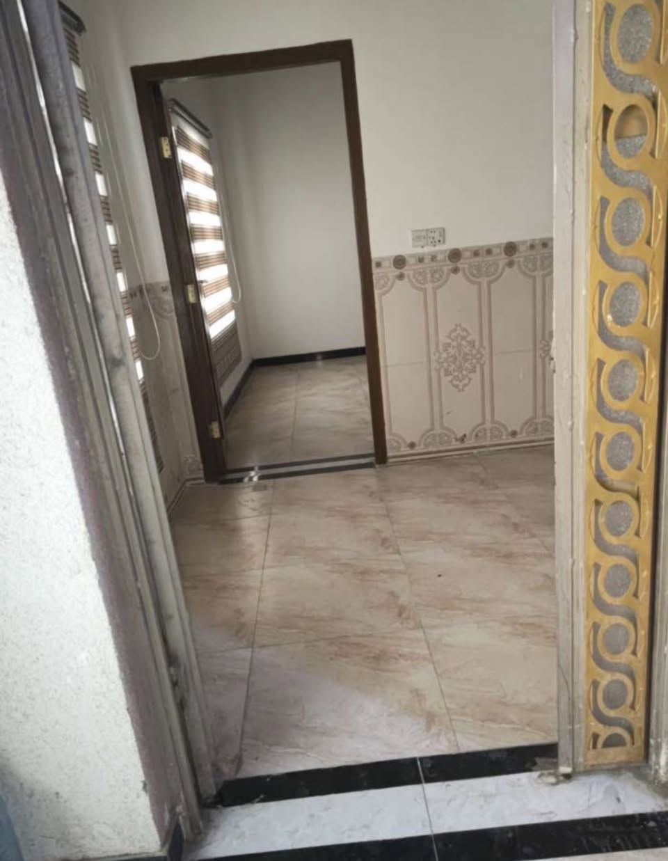 شقة للإيجار في ابو الخصيب السبيليات طابق اول قريب للسايدين الداخلي ابو الخصيب تتكون الشقة من غرفتين نوم وصالة ومطبخ وصحيات مساحة تقريباً 120 متر سعر الايجار 400 وبيها مجال للتواصل ***********
