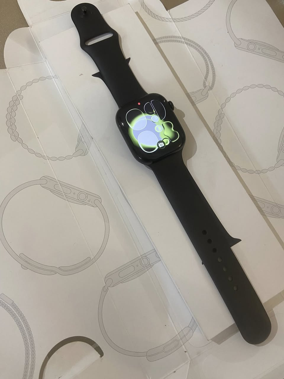 ساعة ابل واتش جيل العاشر داخل الضمان نضافة فوك 100% اذا بيهة شخطة تاخذهة ابلاش بطارية 100 كل ملحقاته كاملة كارتونة او كيبل سعر 420 الف مكاني بغداد البياع رقمي ***********
