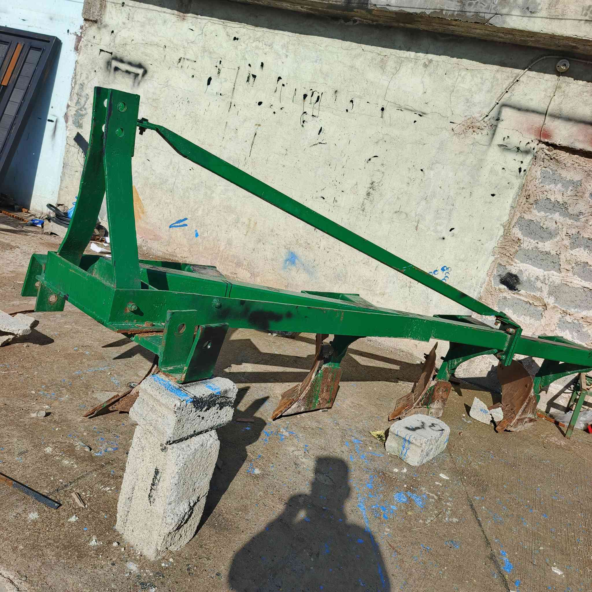 تصنيع الالات الزراعية اسطه سلام يايجلي 
فدان ابو اربعه نضيف مستعمل شي قليل سعر 700 بي مجال شي قليل مكان كركوك يايجي
 ***********
***********
