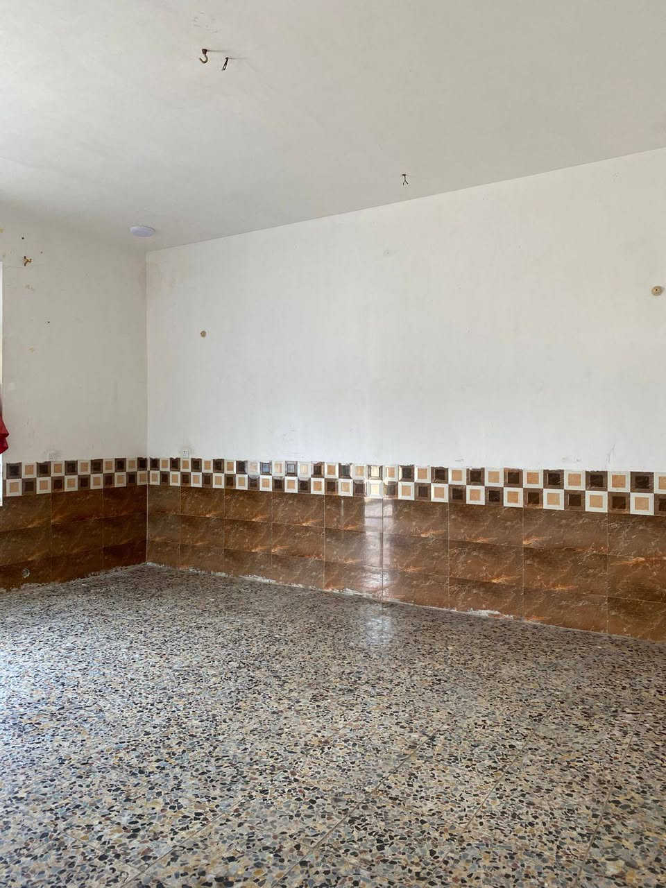 بيت لليجار  مساحته250 متر  متكون 2 غرف + صاله + استقبال + مطبخ  مكانه نهايت شارع  قرب شارع ابو مهدي المهندس ***********
