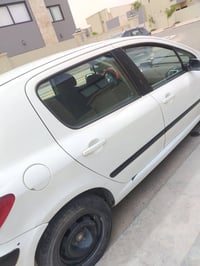 عندي بيجو 307للبيع موديل 2005 تبريد شغال نظيفه  سعرها 51$ الاتصال 0790...
