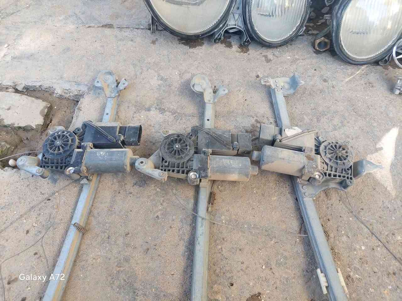 السلام عليكم غراض مارسيدس ام عيون موديل ٢٠٠٠
مازدا يمين معى يسار الجها اليمنه نضيفه كلش اي كسر مابيها والجهال اليسرى نظافتها اقل وبيها كسر بقاعدت التثبيت موضحه بصوره  تحكم  كهربائيات  وزنون بلادي غير شغال السعر ١٢٥ الف وبيهن مجال 
علامه اصليه فتح من بعيد كصه السعر ١٥الف 
ماطورات جام عدد ٣ خلفيات بلاش للطبيبن 
كارت تحكم كشن السايق شغال السعر ١٥ الف 
***********
