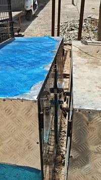 ميز حديد العدد 2 للبيع قيم بما يرضي الله   للاستفسار 07821559001