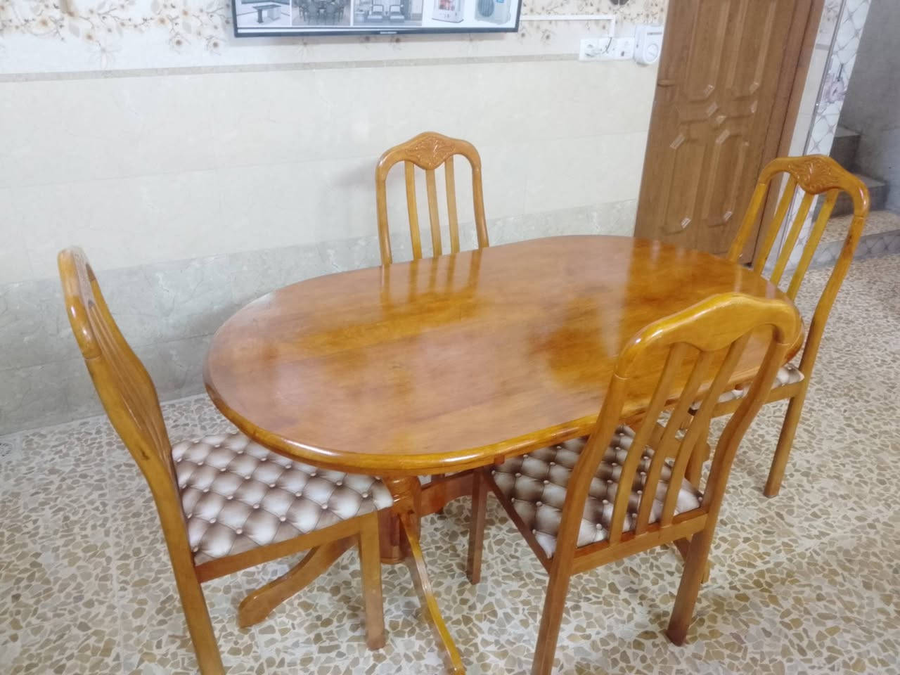 السلام عليكم ميز طعام مع اربع كراسي مستخدم قليل اخو الجديد شرط سعرو 175 الف العنوان موصل الأيسر حي سومر الاستفسار ‏‪***********‬‏
