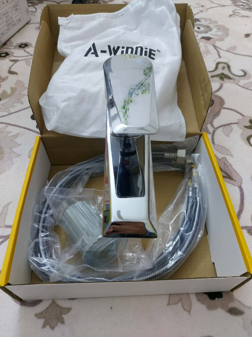 خلاط مغسلة جديد نحاس ثقيل100%  ماركة A-Winnie 
 تصميم عصري وأنيق
 لون كروم لامع مقاوم للصدأ
 صناعة ممتازة وجودة عالية
السعر 15 الف شامل اجور التوصيل 
مكاني بغداد مشتل حي المعلمين 
***********
