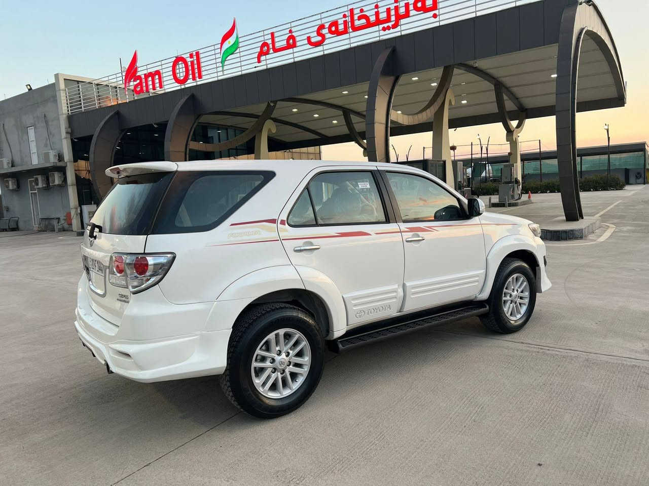 تۆیۆتا فۆڕچێنەڕ 2013 سەفاری 
بێ بۆیاخ بێ سارد چاڵ و شوخت بەشەرت دەعامی بۆ دەعامی بەشەرت 
سەنەوی تا2031 تازەیە بەناوی خۆمەیەوەیە سەیارەکە یەک دەستە لە سفریەوە لای خۆمە گێڕومەکینە بەشەرت نەکراوەتەوە سەوت و دوکەڵ بوخار بەشەرت چوار تایەی بیلادی شەریکەی لەژێرە کامڵ پۆڵیش و عەمام کراوە شێرڤس عامی بۆکراوە 
سەیارەکە یەک دینار مەسروفی تێدانیە چرکە و سەد دۆلار ببڕە.
کورەک/***********
ئاسیا/*********** رانية, السليمانية
