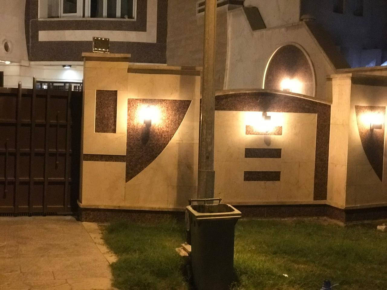 ا
السلآم عليكم من رخصت الأدمن دار للبيع المساحة 337 متر
الواجهة 10 أمتار ونص النزال 32 بناء 2015 يحتوي الدار على 6 غرف نوم +صالة كبيرة + هول + مطبخ +6 حمامات 
العنوان المنصور حي المالية موقع مميز قرب الحديقة الدائرية مقابل مول المنصور الاستفسار ***********
