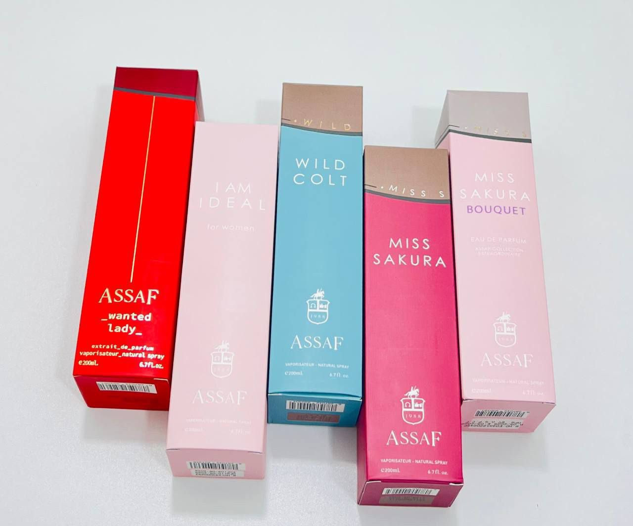 وفرنا الكم مجموعة عطور عساف🔥 
5 انواع من العطور بنكهات مختلفة ونوتات عطريه جميلة

هو عطر "وانتد ليدي" من عساف (Assaf Wanted Lady Extrait De Parfum). هو عطر نسائي زهري فاخر يجمع بين الأنوثة والجاذبية. 
التركيبة: يفتتح العطر بنوتات منعشة من زهر البرتقال، ويتوسطه باقة من الأزهار البيضاء، بينما تتكون قاعدته من المسك الدافئ. 
الإصدار: صدر العطر عام 2025. 
الحجم: يتوفر بحجم 
و200 مل. 

Wlld colt 
تم إطلاق العطر في عام 2022، وهو عطر شرقي خشبي للجنسين.
يتميز بمكونات عليا من الزعفران، الجريب فروت، النعناع، الفلفل الوردي، والبرغموت.
تتكون المكونات الوسطى من الجلود، الباتشولي، نجيل الهند، واللابدانوم.
تتكون قاعدة العطر من الآمبرغريس، المسك، طحلب البلوط، وخشب العنبر.

هو عطر "I AM IDEAL" من عساف. 
العطر هو ماء عطر (Eau de Parfum) مخصص للنساء.
تم إصداره في عام 2024.
يتميز بمزيج من النوتات العطرية التي تشمل البرتقال واليوسفي وزهر البرتقال في الافتتاحية.

عطر "مس ساكورا" من عطور عساف هو عطر نسائي تم إصداره في عام 2023. 
يتميز العطر بكونه عطرًا زهريًا ربيعيًا يمزج بين روائح الأزهار والفواكه والمسك الأبيض.
تتكون مقدمة العطر من البرغموت، وقلبه من أزهار الكرز والميموزا، وقاعدته من المسك الأبيض.
يتوفر العطر بحجم 200 مل.
يناسب العطر بشكل خاص ملابس الربيع والصيف

عطر "ميس ساكورا بوكيه" من ماركة عطور عساف. 
العطر مخصص للنساء ويأتي في زجاجة بحجم 200 مل.
تتكون رائحته من مزيج من أزهار الكرز والحمضيات مع لمسات ناعمة من الأزهار.
يعتبر عطرًا زهريًا فاكهيًا منعشًا وحيويًا.

السعر خاص🤍

توصيل كافة محافظات العراق 🚗

#كوزمتك #عطور_عساف #assaf #عطر_نسائي #عطر #عراق #بغداد #fypシ゚ #ترند


**إذا كنت صاحب هذا الإعلان وتريد حذفه لأي سبب، رجاءا أرسل رسالة إلى الدعم الفني**