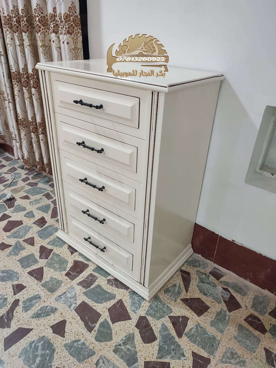 صُنعت بأعلى معايير الجودة والأتقان..بتفاصيلها الهادئة كونت رونق وذوق بديع..هي غرفة النوم
                     🏰القـــلعــــه🏰
التفاصيل 
1🪚 كنتور 6باب ملحق طول 3 متر ونص  ارتفاع 2 متر و80 
عمق 60

2🪚سرير 2نفر 180×200 مع 2كومدي يحتوي على 3 مجرات هايدروليك 

3🪚ميز مرايه عرض 130 ارتفاع 180 عمق 45

4🪚دراور 5 مجرات هايدروليك   طول 80 ارتفاع 110
عمق ٤٥ 
اصباغ حراريه ماركه تركيا لون اوف وايت  تعتيق حراري بني   
نقوش بالكامل زان روماني 
كبس خشب الماني 
نضام خسف 
          للاستفسار الاتصال على الرقم 
                ***********
                او مراسلة الصفحه 
                  #بكر_النجار
