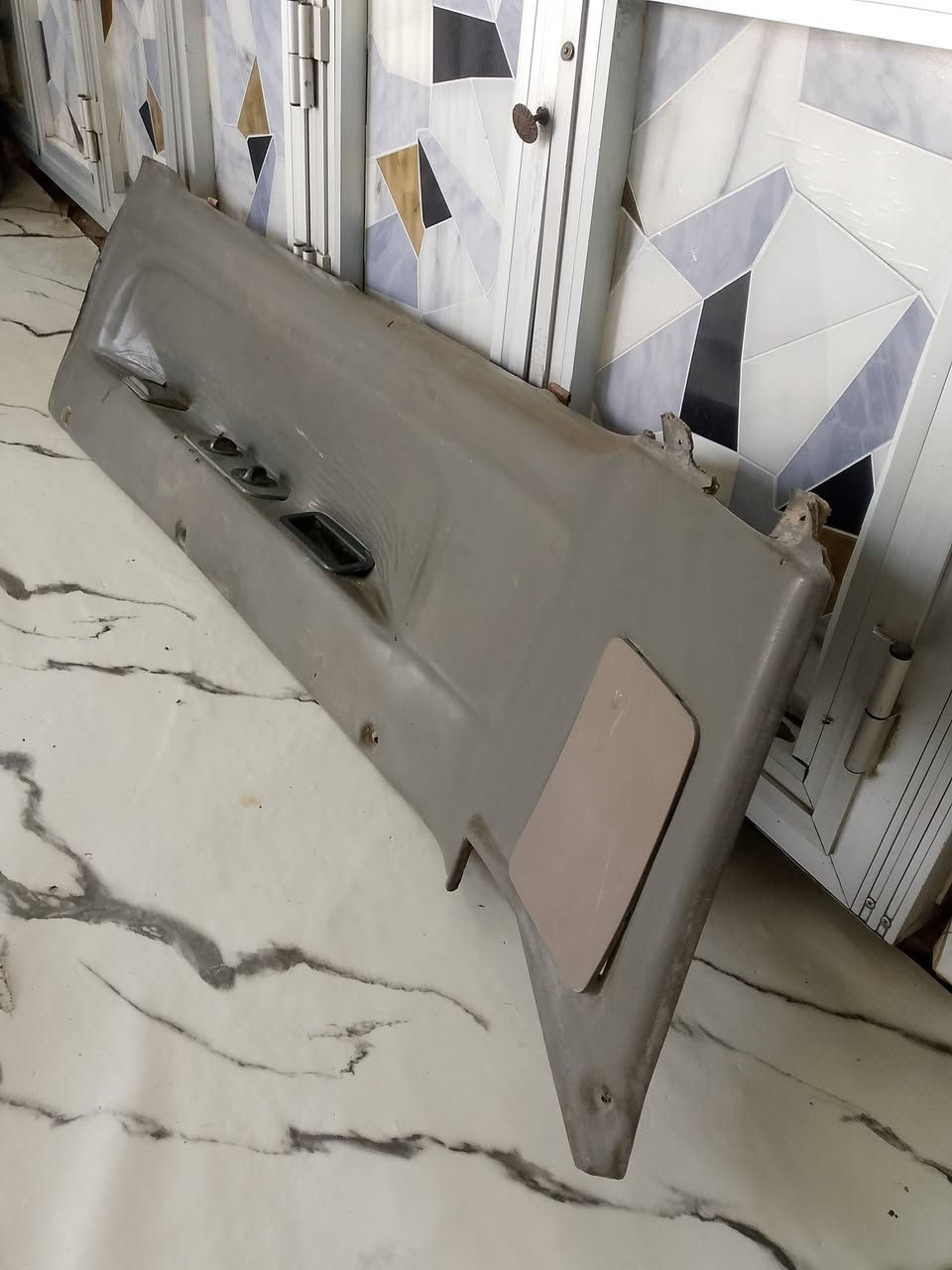 سلام عليكم بيبان بريجو زوج نضيفتات بيهن خياس بس بل دير كاملات هنه ويداتهن وسججهن وجامهن السعر 150 مرايات صوج هنه وعضودهن 30الف بطانه جديده 50الف مكاني بغداد الحسينيه المعامل رقم الهاتف ***********
