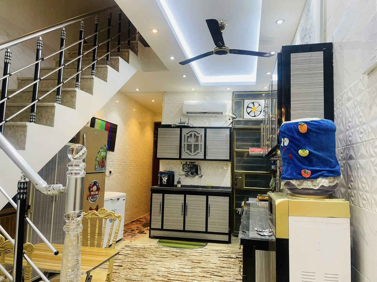 يا الله
مشتمل للبيع في منطقة الشعب / فلكة صباح الخياط / فرع مطعم صلاح كبة 
المساحة ٧٥ متر
واجه ٤ الا ربع
نزال ٢٠ متر
يحتوي على ٣ غرف نوم
خدمات عدد٣
صالة خطار ومطبخ ومنور / بيتونة على عرض البيت طابق٣
للاستفسار
مكتب الحضارة للوساطة العقارية
***********
