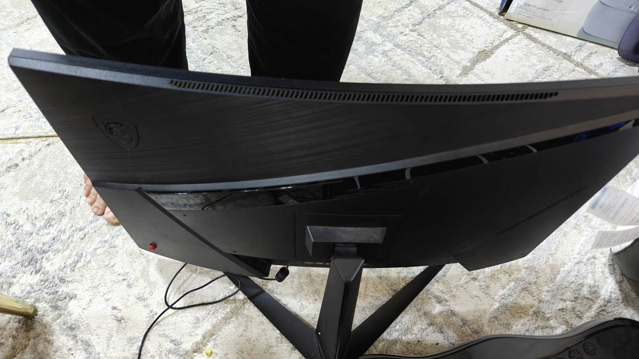 MSI Optix G27C7
💻 شاشة الألعاب المنحنية MSI Optix G27C7 (موديل 2021)
حجم الشاشة (Panel Size): 27 بوصة (69{ cm}).
درجة الانحناء (Curvature): 1500R لتقديم تجربة رؤية مريحة ومحيطية ومثالية للألعاب.
نوع اللوحة (Panel Type): VA لتقديم ألوان غنية وعميقة.
الدقة (Resolution): Full HD (1920 \ 1080) بأبعاد 16:9.
معدل التحديث (Refresh Rate): تردد عالٍ يصل إلى 165Hz لتجربة ألعاب فائقة السلاسة.
زمن الاستجابة (Response Time): فائق السرعة بمقدار 1ms لمنع التغبيش والضبابية (Ghosting).
السطوع ونسبة التباين (Contrast & Brightness):
السطوع: 250 nits.
التباين الثابت: 3000:1 لعمق ممتاز في درجات اللون الأسود.
النطاق اللوني (Color Gamut): تدعم 118% sRGB و 93% DCI-P3 لإنتاج ألوان واقعية وحية.
تقنيات المزامنة والدعم:
AMD FreeSync Premium: لمنع تمزق الشاشة وتقطيع الإطارات.
Night Vision: معالج ذكي لإبراز التفاصيل في الأماكن المظلمة داخل الألعاب.
Anti-Flicker & Less Blue Light: لحماية العين ومنع الإجهاد أثناء جلسات الاستخدام الطويلة.
المنافذ الخلفية (I/O Ports):
منفذ DisplayPort 1.4 (يدعم حتى 165Hz).
منفذين HDMI 2.0 (يدعمان حتى 165Hz).
منفذ خروج الصوت للسماعات (Earphone out).
التصميم (Design): واجهة أمامية بدون حواف (Frameless Design) لتجربة بصرية ممتدة، مع عصا تحكم (5-way OSD joystick) خلفية لتسهيل ضبط الإعدادات.
منتج نظيف و بدون اي خدش و عيوب  ، بدون كارتونة ،
سعر 150 مع توصيل ، قفل بدون معاملة


**إذا كنت صاحب هذا الإعلان وتريد حذفه لأي سبب، رجاءا أرسل رسالة إلى الدعم الفني**