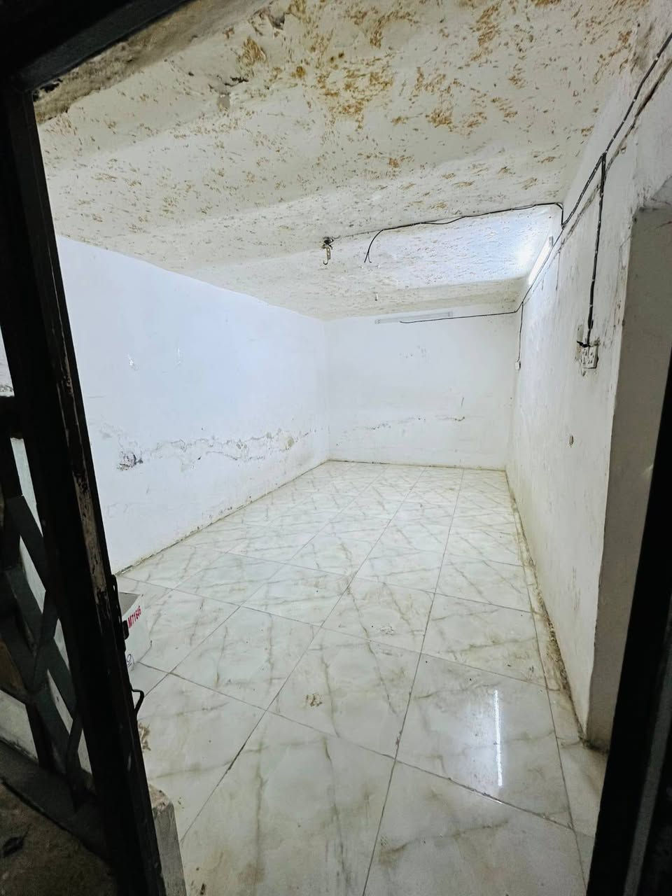 دار للبيع 
دار للبيع بمساحة بيت 60 متر امامي للبيع بي غرفتين وتخاريج في حي الانصار قريب على مدرسة الاحرار وعلي الوردي
              التفاصيل 
مكتب أياد للوساطة العقارية 
             ***********
             ***********
               ابو علي البؤرضا
               ابو سيف الجنابي
