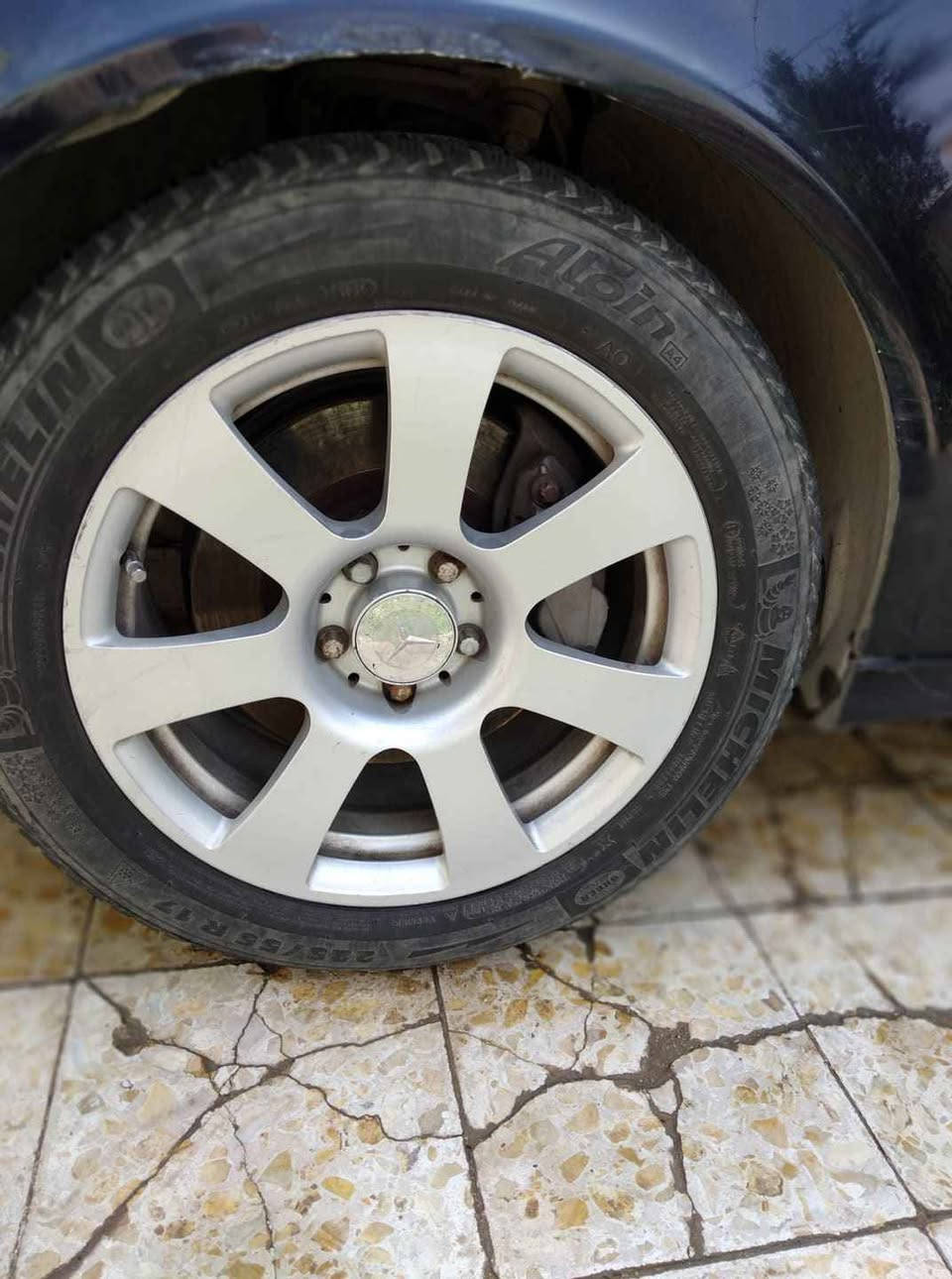 السلام عليكم للبيع سيارة مرسيدس  W 211  E 350 موديل 2008 كير و محرك يابانيVVTI 3000 بالشرط تبريد شغال حادثها بالجاملغ الخلفي ما ماثر علي الحوض صبغ بلادي ما عدا الجاملغ رقم نجف مشروع وطني باسمي مداور في اي وقت اي استفسار علي الرقم 
*********** النجف, العراق
