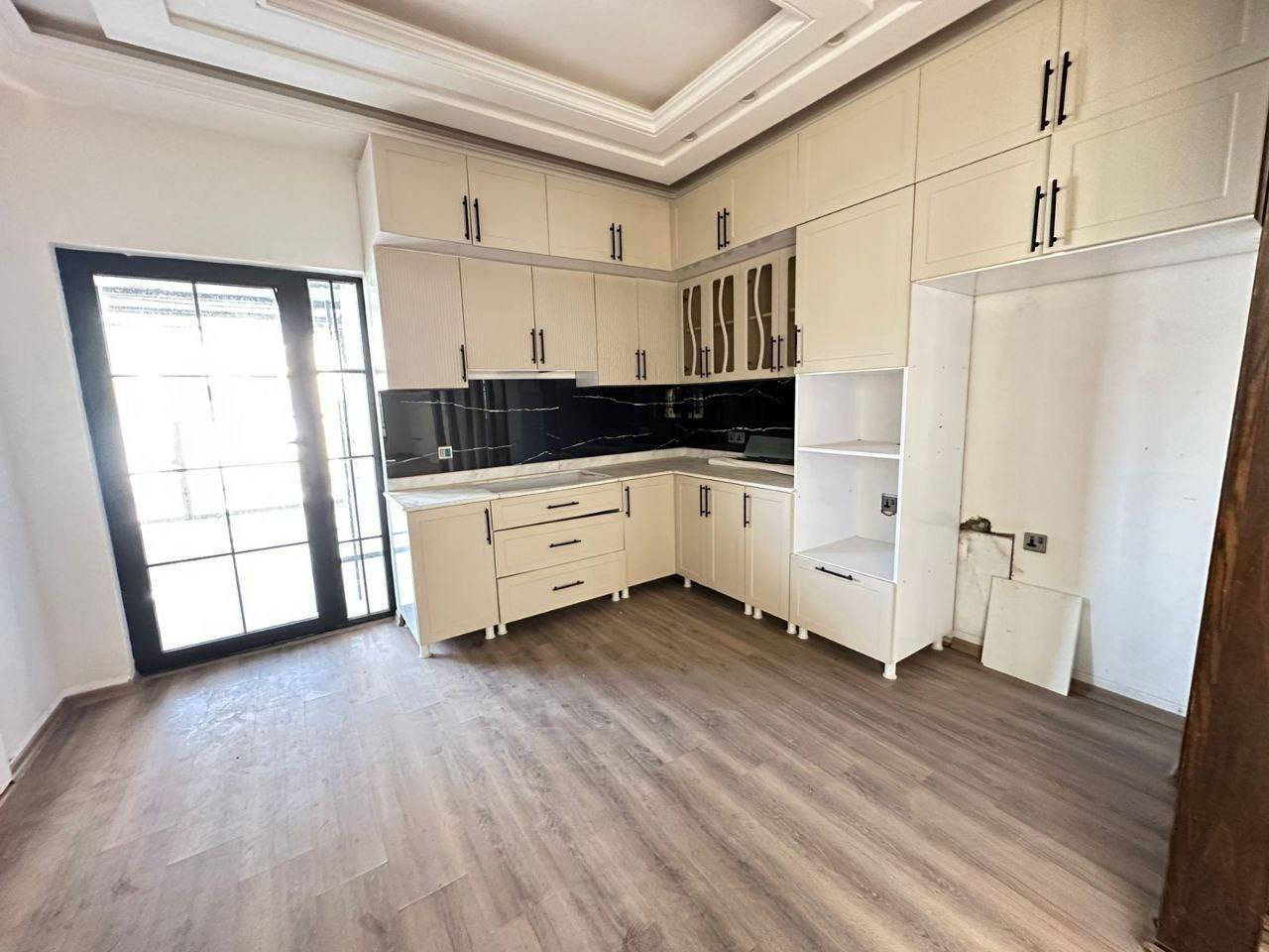 📍أربيل-بيت للبيع مجمع هيوا ستي زون E
➖مساحة 200M طابقين 
يتكون⤵️
➖4غرف نوم 
➖استقبال-صاله-مطبخ-مجموعه صحيات-كراج
للاستفسار اكتر *********** اندريه
