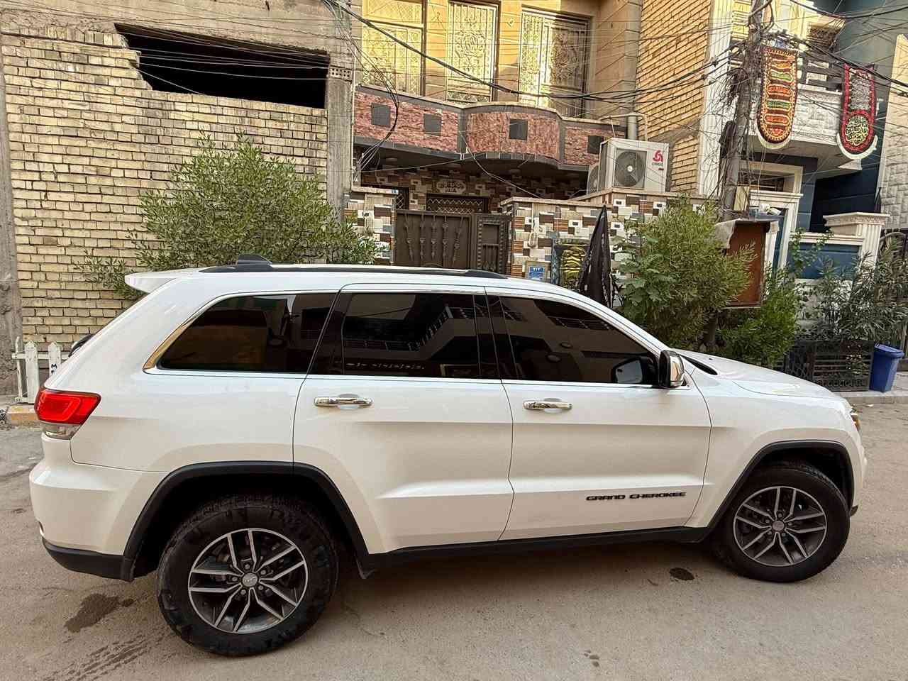 للبيع جيب لمتد موديل 2018
سعر 190$ 
ماشيه 100ml
محرك 6 سلندر مال 14 مرغوب يمشي بانزين عادي 
مواصفات فول فول لمتد 
فتحت سقف سلايت 
بصمه و تشغيل عن بعد 
مقاعد اماميه تبريد تدفئه 
مقاعد كهربائي خزن ميموري 
مقاعد خلفيه تدفئه 
رادار جانبي 
شاشه كبيره 
حساس خلفي 
اوتو ستوب 
وبعد بيها مواصفات مايحتاج  

رقم والسنويه كله جديد 

مكاني بغداد 
***********
***********
