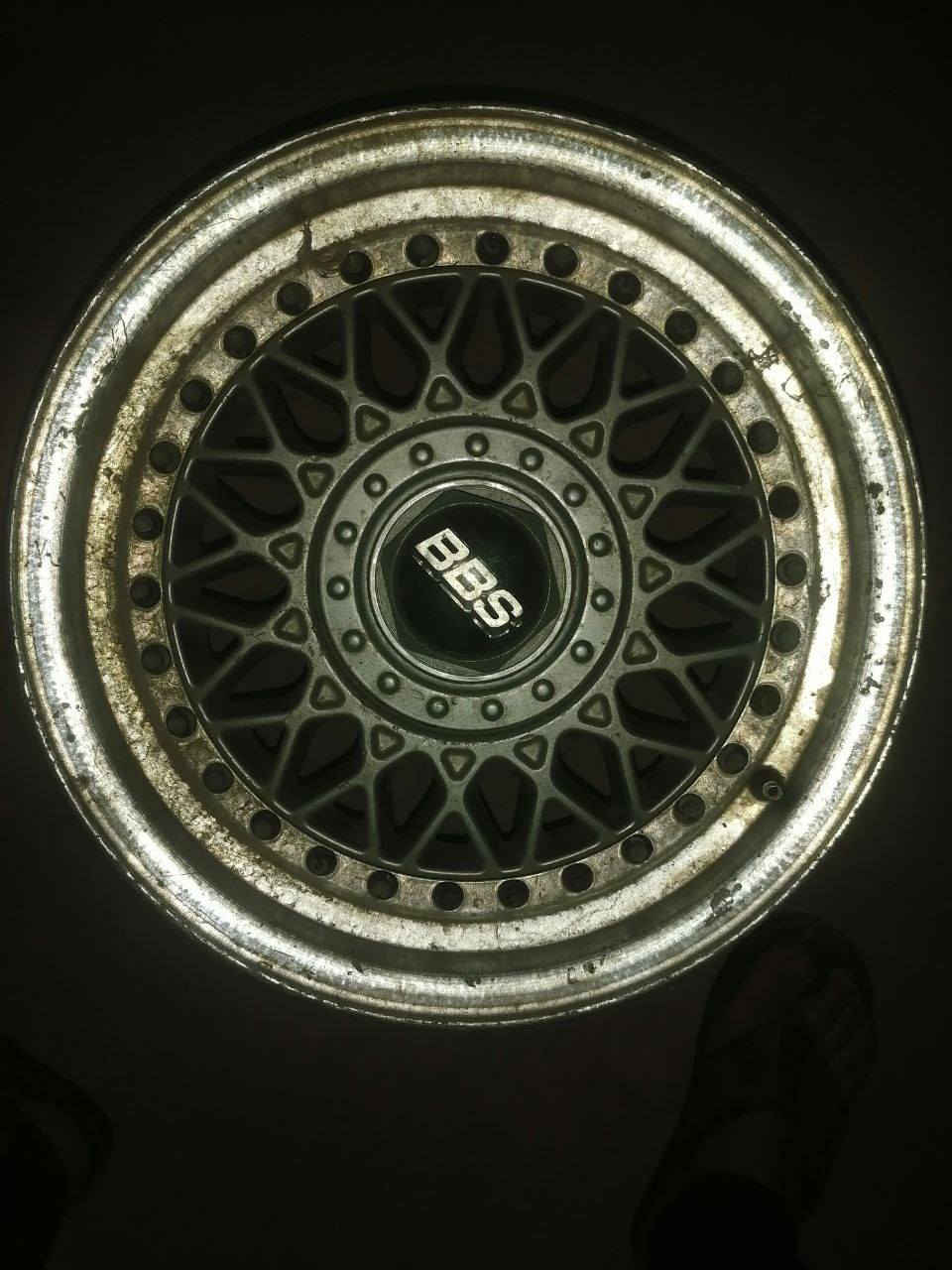 السلام عليكم.. للبيع تخم 6أويالة bbsاصلي حجم15سايز واحد  ***********
