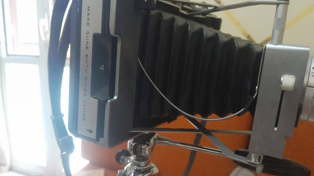 كاميرا بولارويد فنتج أصلية (Polaroid Land Camera) - بحالة المصنع النادرة 📸✨
لعشاق الأنتيكات وهواة التصوير الكلاسيكي والزمن الجميل، فرصة ممتازة لا تتكرر!

للبيع كاميرا بولارويد فورية (منفاخ) كلاسيكية أصلية، قطعة فنية وتحفة ديكورية نادرة تعود لستينيات القرن الماضي. تعمل


**إذا كنت صاحب هذا الإعلان وتريد حذفه لأي سبب، رجاءا أرسل رسالة إلى الدعم الفني**