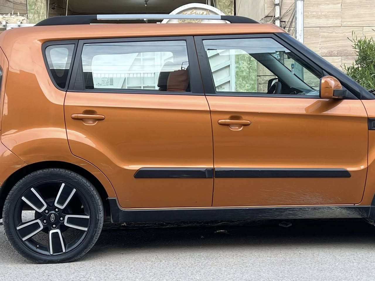 كيا سول 2011 خليجي
المواصفات :
شاشه فتحة سقف حساسات وكاميرا خلفية داخل لون احمر واسود تدفئة تبريد باتري واطارات جديدة
السيارة رقم اربيل سنويه 2031 تنتهي وهزة جديدة بشهر الواحد 
 2026
يعني كامله ماناقصهه برغي 
السيارة بأسمي يعني وكالة او تحويل وثاني يوم اذا تحب
السيارة بدون حادث داخله كلين وهنا فقط طختين خفيفه حتى مامصلحة 
السعر 109 وبيها مجال بسيط
مكاني بغداد البياع الشرطة الخامسة
الرقم : ***********
