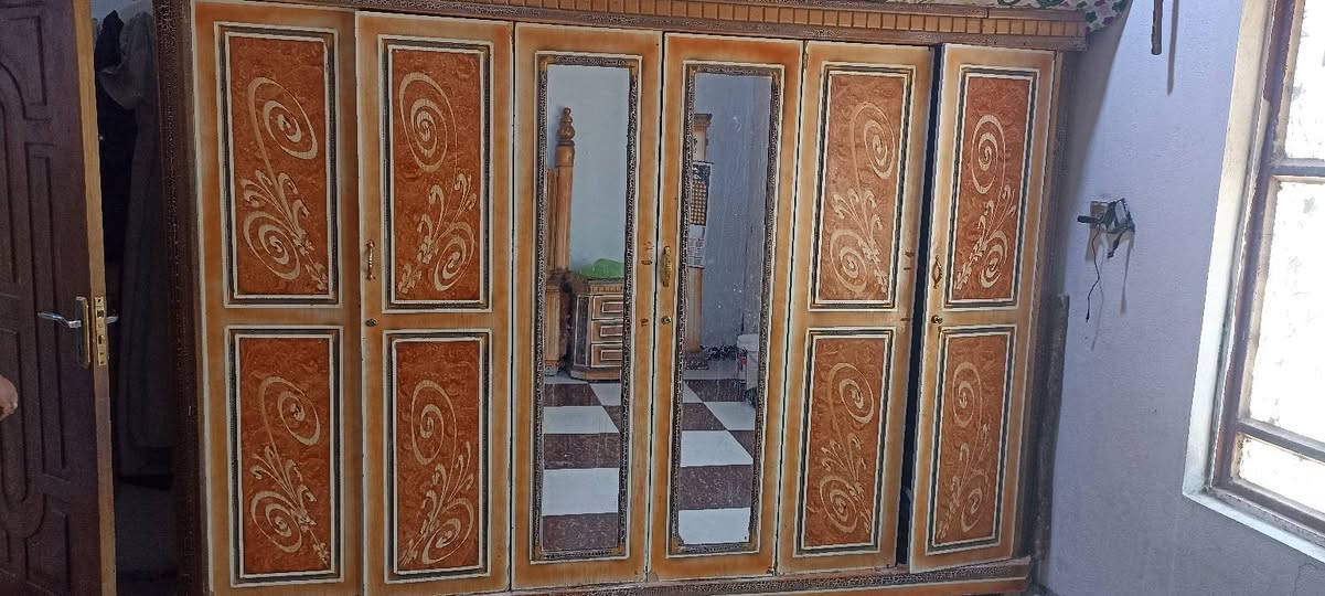 سلام عليكم غرفة نوم كويتي ثقيل مرتبه للبيع بس تختة الجربايه شوي تعبانه والباقي جديد جوانب تاج  400وبيها مجال عنوان البصره النشوه  تلفون***********
