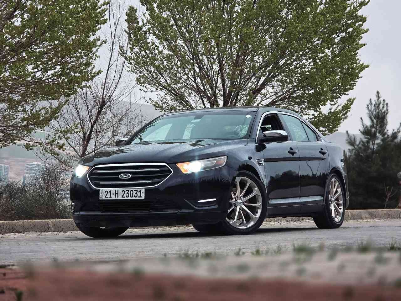 Ford Taurus 2013 Limited
تەنها بۆنیتی بۆیاخە 
مەکینەی نەکراوەتەوە
بە ناوی خۆمانەوەیە بەیانی تحویلی بکە 
مواسەفاتەکان:
سێ شاشەیە و شەغالە
تحدید سرعە
کوشنەکانی کارەبا و خەزن و هیتەر
ئاوێنەکانی فۆتۆیە و خەزنە و هیتەر
حاسە و کامێرا
ناوی فۆرمیکایە 
ویلی کرۆم
مەکینە 3.5
نرخ بلاش بلاش تەنها (( ١٠٥ ))
***********
