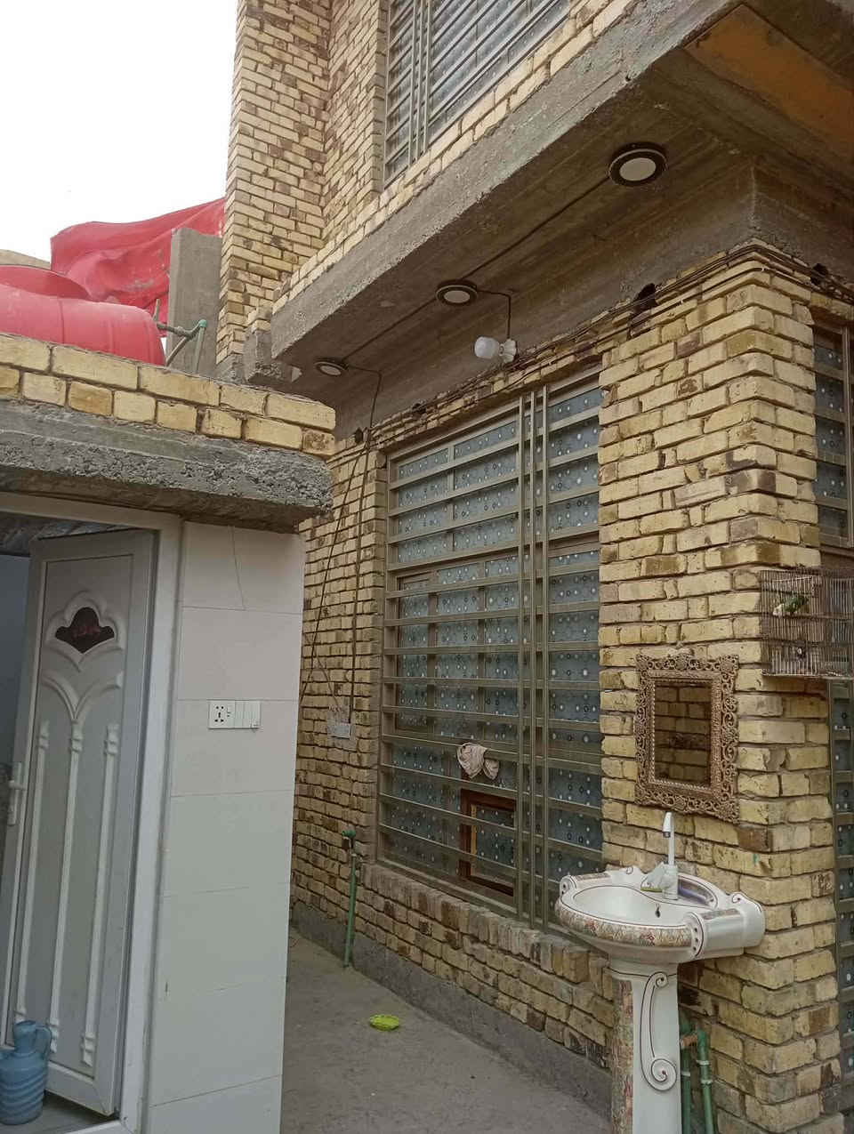 دار  للبيع طابو صرف
الموقع بداية حي عدنان 
المساحه 150م 
يتكون من طابقين 
يحتوي على خمس غرف نوم 
مع صاله استقبال مطبخ مجمع صحيات 
موقع جيد جداً 
سعره 145 مليون وبيه مجال بسيط 
للاستفسار يرجو التواصل عبر الهاتف 
‏‪‏‪***********‬‏
أو زيارة مكتبنا الكائن في بداية شارع المعاره قرب الصيدليه الجديده مكتب القمه للعقار
