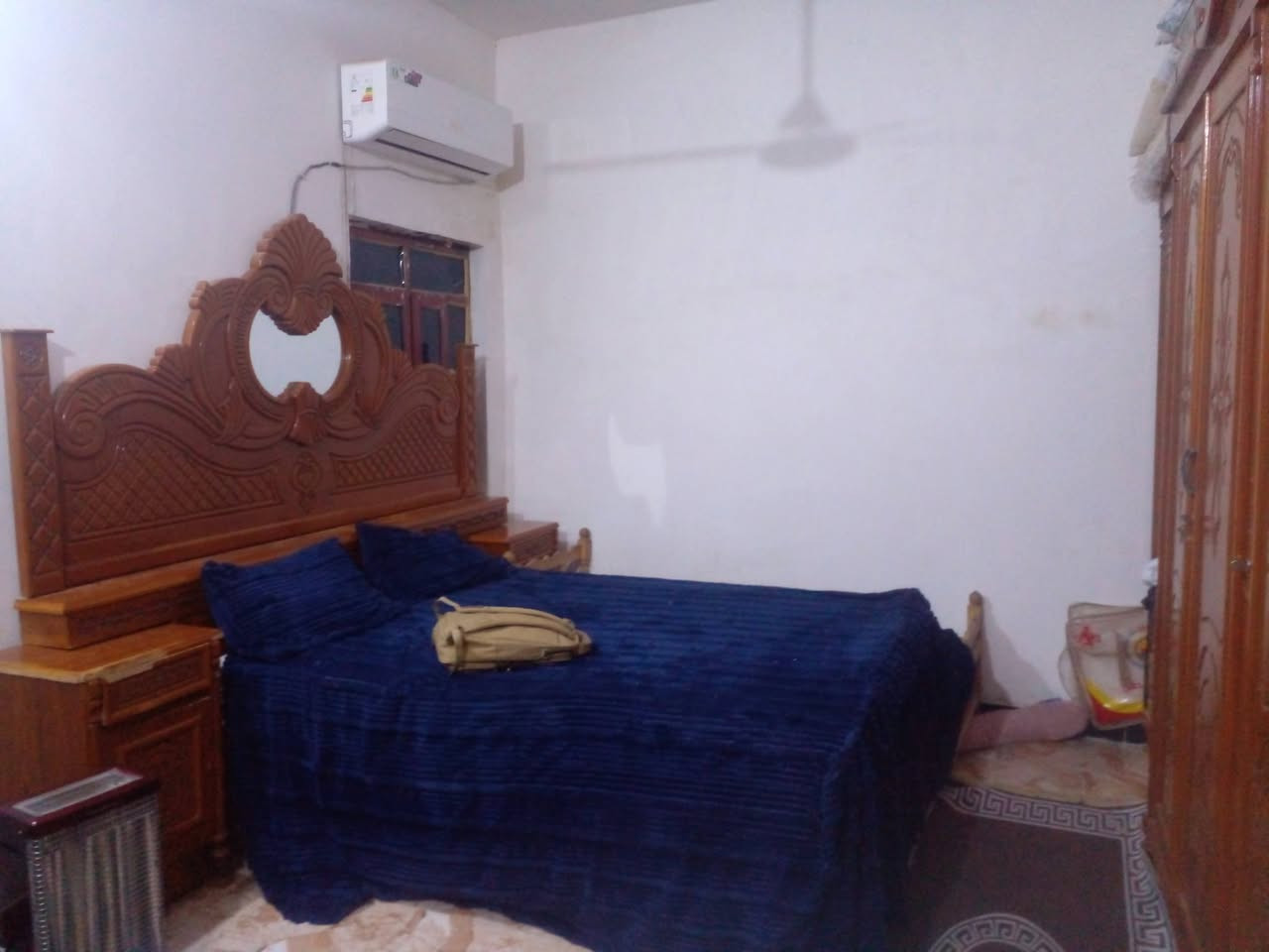 عندي البيت لبيع زراعي مساحته ٢٠٠متر بي غرفتين مطبخ حمام توليد صاله ديوانيه بناء بلوك عاده شارع ل صحن يم عمود ٤٦سعر ٤٣ ***********
