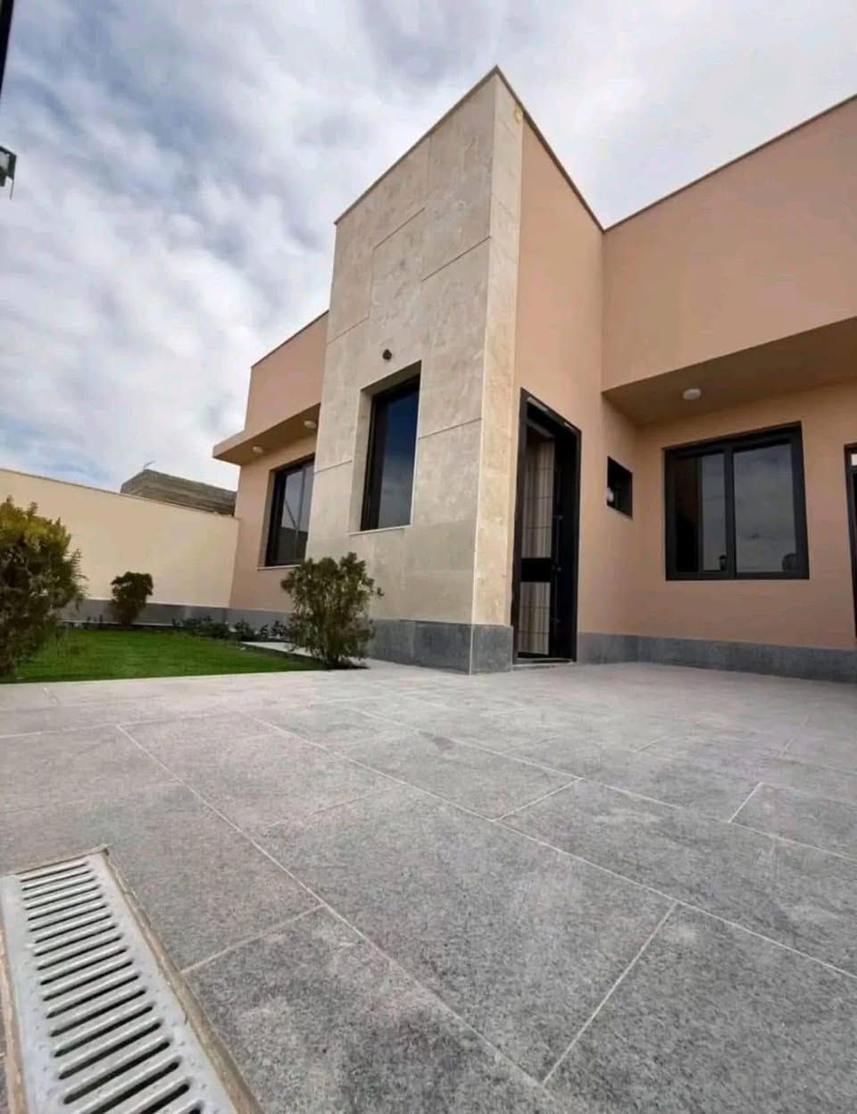 🔹 دار للبيع في مجمع الشمس السكني 🔹
 
               🔥بدون تطلوعة 🔥 

🔻تفاصيل الدار 
 
ــــــــ المساحة 200م طابق واحد    
ــــــــ البلوك 6 مرحلة اولى  استلام 3 اشهر  
ــــــــ واصل للشركه 81 مليون   
ــــــــ موقع ؛ قرب شارع المدخل الرئيسي   
ــــــــ القسط 500 الف دينار   
ــــــــ سعر الدار 185 مليون 

🔻موقع الدار داخل الصوره على الخريطة . 

🔻للاستفسار الاتصال على الرقم التالي او مراجعة مكتبنا - *********** 
اتصال او واتساب 
🔸 النجف - حي الحنانة - شارع مسجد الحنانة - قرب قرطاسية الجامعة - خلف مجموعة شركات العبدلله
