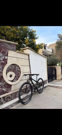 للبيع دراجه ماركه Gray Fisher المصنعه بمصانع Trek الدراجه كل قطعه بيها...