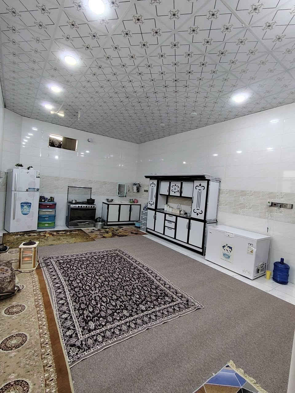 السلام عليكم
بناية للبيع 200متر تحتوي على 
3غرف نوم 
وصالة 12×6
مطبخ 7.500×5 

بيت جوة 120متر 
صالة +غرفة نوم +مطبخ +براني 

محلات 6 طول المحل 4×3 
مصفرات عن الضريبة ولماي ولكهرباء 

المحلات مئجرات كلهن الواحد على 150الف 
البيت الجوة مئجر ب350  
البيت ركن على شارعين 
الموقع الدوانية شارع الاسكان شارع تاج الياسمين 
للستفسار ***********
***********
