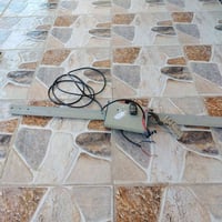 موطور باب كهربائي للبيع مستخدم  السعر 125 وبي مجال بسيط مكان حله  اتصل...