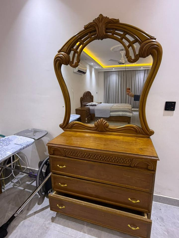 للبيع 
غرفه نوم نجاره عراقيه
السعر مليون  وربع  
عنوان بغداد 
***********
