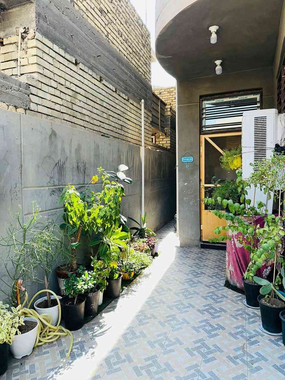 السلام عليكم بيت للبيع مساحه ٢٠٠ متر طابو زراعي سند ٢٥ البيت يتكون ٤ غرف نوم ومجمع صحيات عدد٢ البيت حديث وراقي كلش موقع الدار بابل مطاعم الجمجمة سعر الدار  ١٩٠ وبي مجال والي يحب يتصل على الرقم ***********
