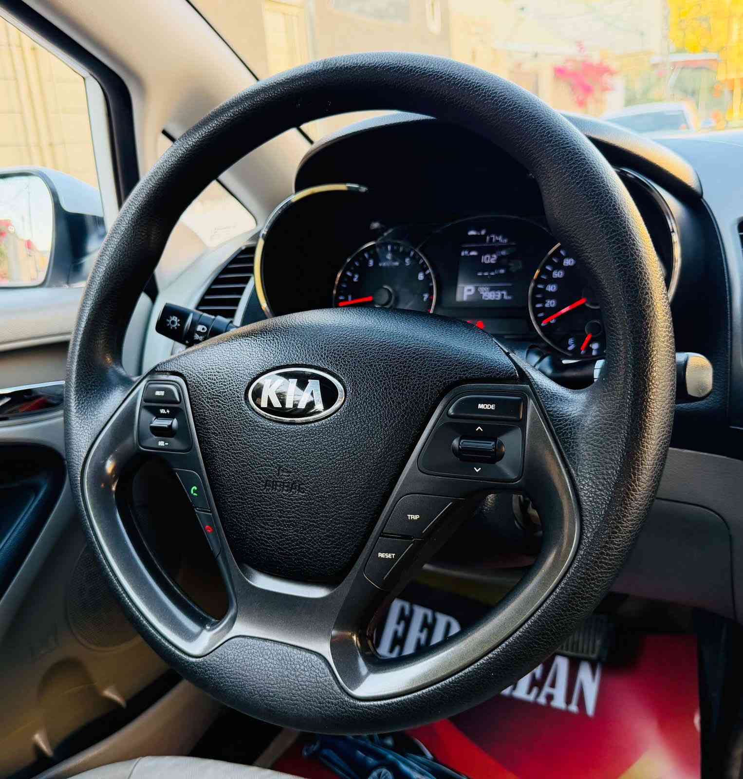 السلام عليكم 
الى عشاق الجديد…
كيا سيراتو 2015 خليجي ماشيه 79 الف حقيقي السياره استخدام شخصي على ايد وحده من الشركه رقم بصره مميز مشروع وطني محرك 1600 دووش مامفتوح شرط بالكارتون جاهزه السياره من كلشي مكينه وكير شرط الفحص حداديه ١٠٠/١٠٠ تبريد ثلج تدفئه تخم تاير جديد السياره بيه تراي شرط زيروو السياره بيه تبديل الباب الخلفي الايمن اصلي ورش تجميل قطعتين بدون اي ضرر والباقي مكفول لادحجات لازنجار لابارد السياره جديده جدا من الداخل والخارج احلى من الصور مكان السياره الناصرية السعر 118 للاستفسار ***********
