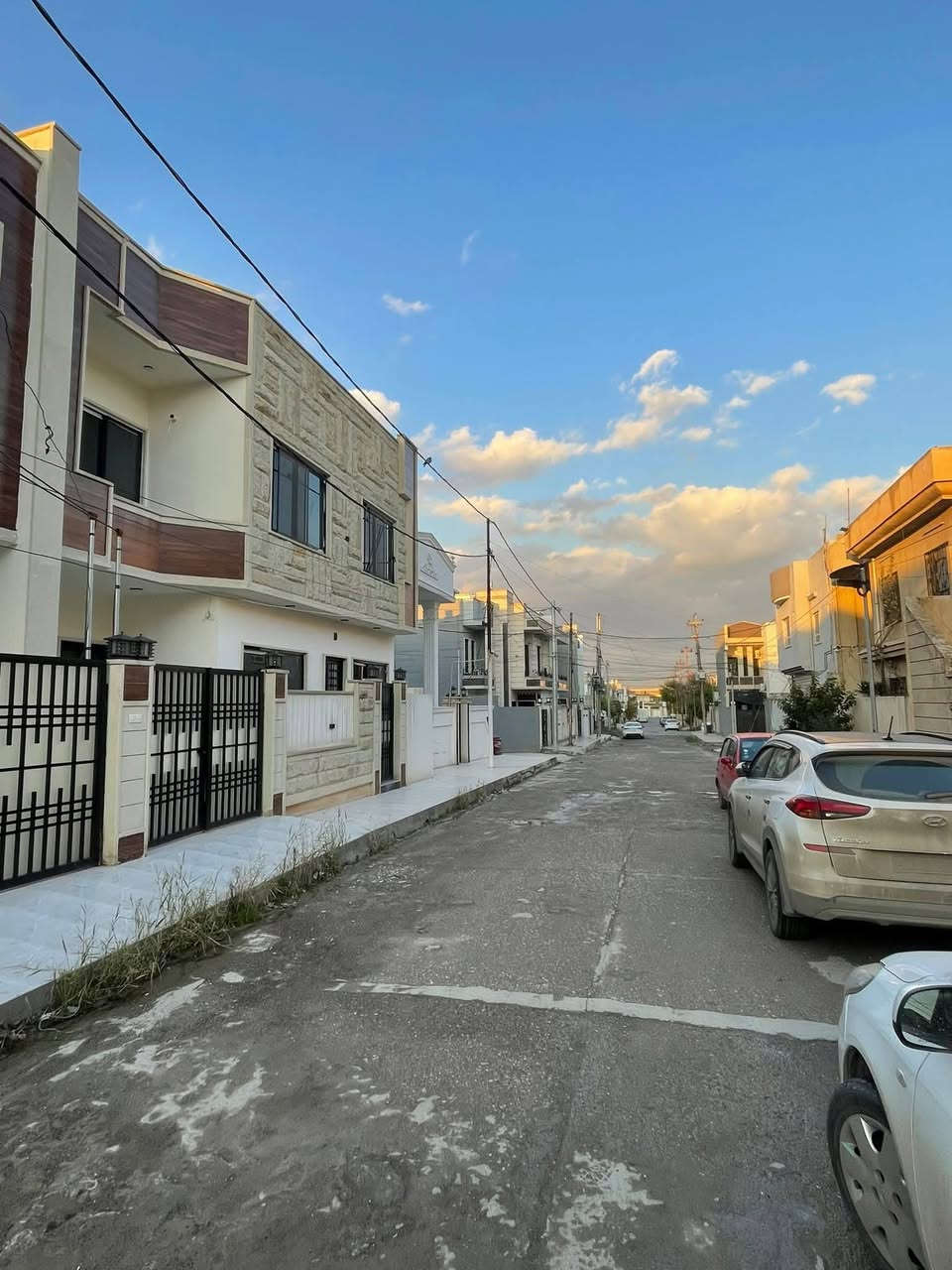 ⚜️مكتب البلديات للعقار⚜️

للبيع داران سكني سند طابو في حي الصديق 
قرب ثانوية نينوى للمتفوقات
المساحة ١١٠م الواجهة ١١م ( ركن ). طابقين بناء حديث زيرو
إتجاه شروق تام شارع ١٢م 
ط١ غرفة نوم وهول واستقبال ومطبخ وصحيات
ط١ ثلاثة غرف نوم وهول وصحيات وبيتونة / سطح كاشي
للإستفسار الإتصال☎️*********** ☎️***********
عنوان المكتب / الموصل حي المشراق فرع مطعم طماطة2
