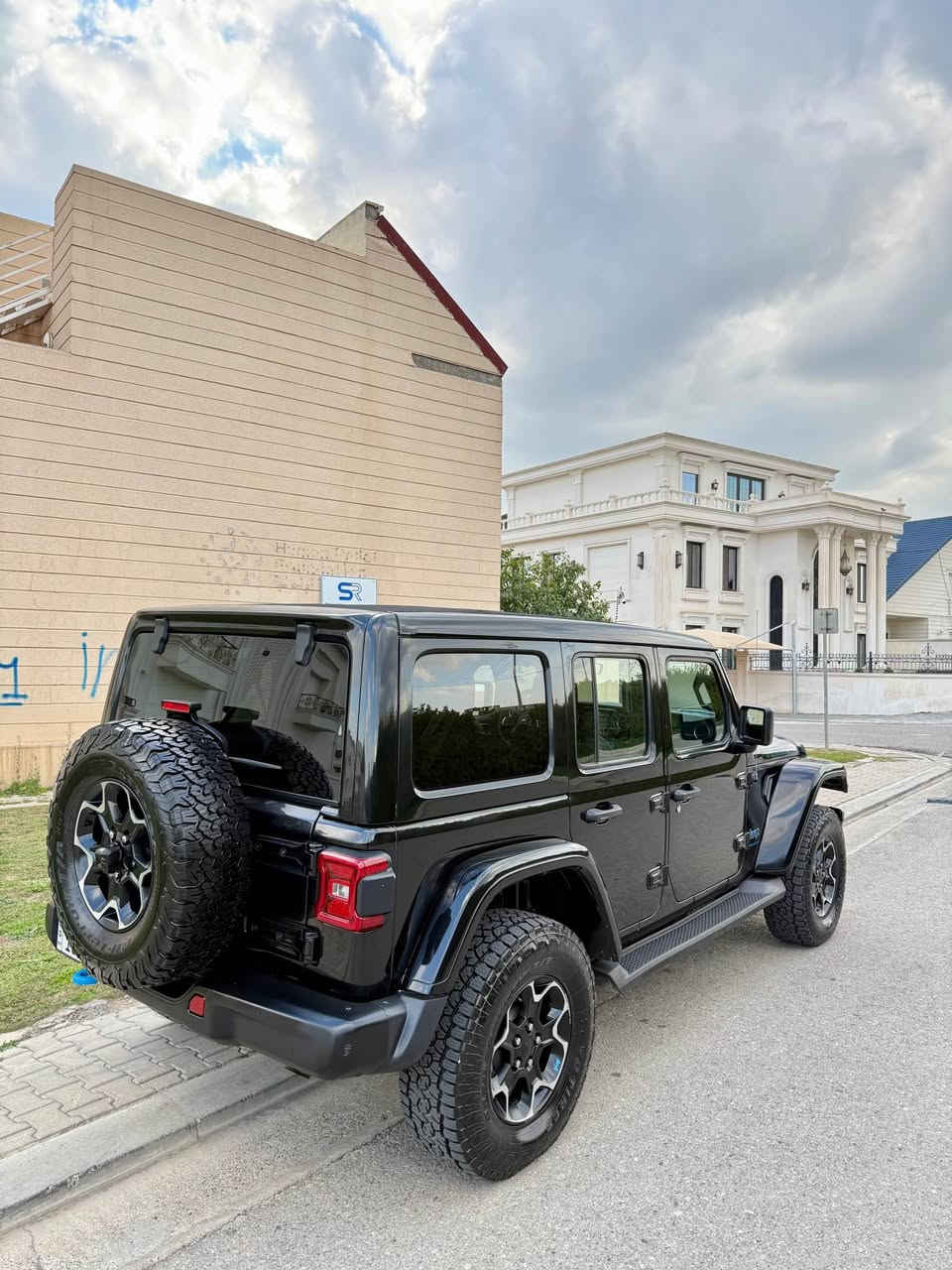 Jeep wrangler 4XE rubicon 2023
بسمه بانوراما وكشنات جلد جام كهربائي دفلوك امامى و خلفية و سوبار …
ماشى ٣١ مايل
جاملغ خافى و نص باب مصبوغ بدون ايرباك بدون دواخل 
سياره رقم اربيل جاهز بدون اى نواقص تايرات و هزه و فحص جديد
Mobile 0750 4618416
Mobile *********** أربيل, العراق
