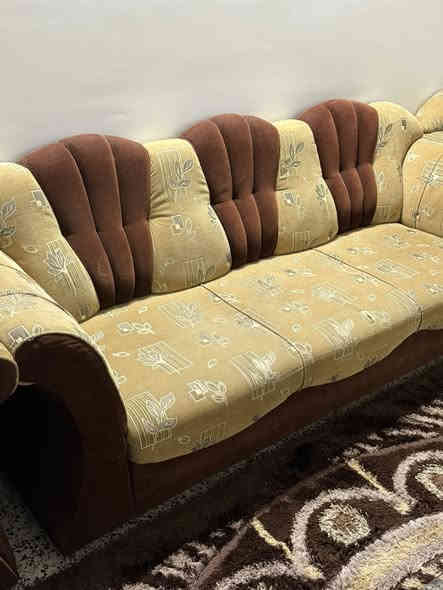 للبيع طخم قنفات مستعمل كلش نضيف ما تصرف عليه دينار يتكون من قنفات اثنين واربع كراسي سعر 200 الف للتواصل ***********
