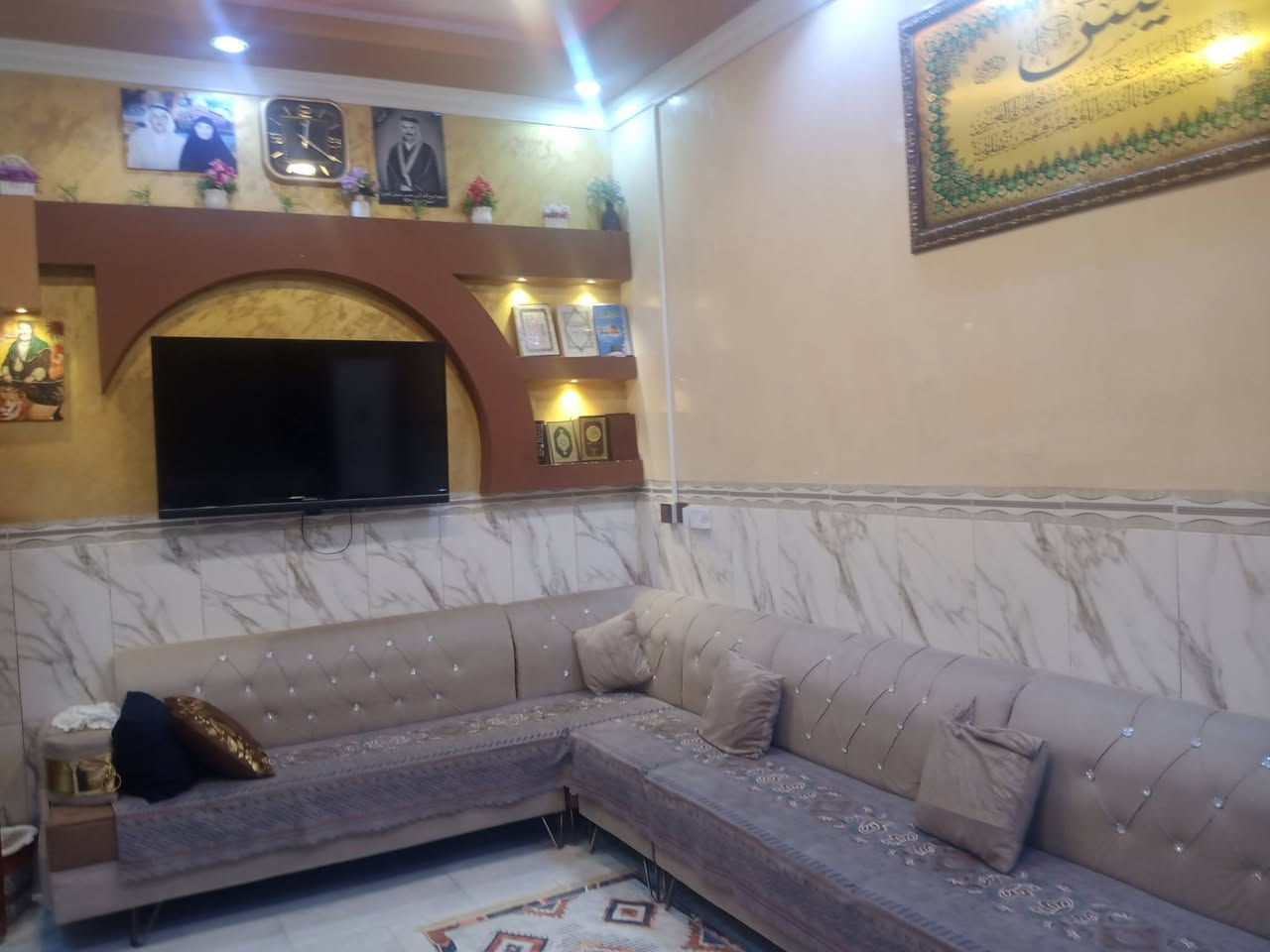من رخصت مدير الگروب المحترم
دار للبيع مساحة (١٠٠م)
طابو زراعي سند ٢٥ ملك صرف
منطقة كافة الخدمات تبليط مجاري نت حكومي بناء طابوك طابقين ارتفاع السقف (٣،٢٥٠) السقف جبسن بورد للطابقين يتكون الطابق الاول غرفة نوم +استقبال ومطبخ حار وبارد وحمام ارضية البيت مرمر ايطالي+حمام خارجي
والطابق الثاني يتكون من غرفة نوم عدد(٢) كبيره الاولى ٥*٥ مع بالكونه والثانيه ٥*٤ + حمام وجلسة استراحة والسطح شتايگر
عنوان شعب سريدات القديمه الأولى
 للاستفسار  ***********/اتصال او واتساب
