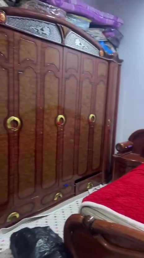 غرفة اخشاب تركي مفصخه و مستخدمه للبيع السعر ب200 وبيها مجال العنوان البصره قضاء الهوير واتساب  لتواصل ***********
