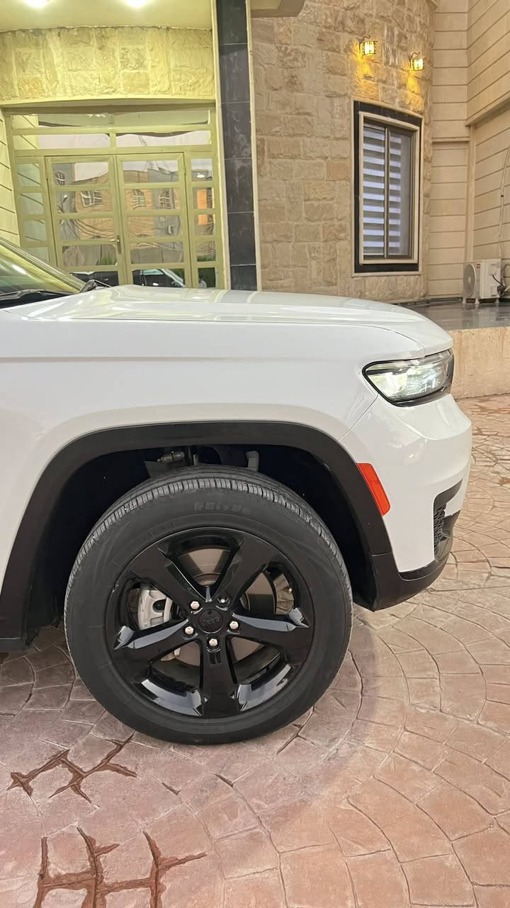 🔹 مواصفات السيارة:
نظام الدفع: 4×4 (دفع رباعي)

اللون: أبيض (Black Top)

رادار أمامي وخلفي

نظام الحفاظ على المسار (Lane Keep Assist)

كشنات (مقاعد) كنتارا وجلد

مقاعد تدفئة

تدفئة في المقود (ستيرن)

تدفئة للمرايات الجانبية

نقطة عمياء (Blind Spot Monitor)

🔹 حالة السيارة:

الضرر: خارجي فقط قطعة جاملغ 

بدون دواخل

وسائد هوائية (إيرباقات) سليمة

السيارة ماشية ٣٨ ميل
 رقم اربيل 
مكان السيارة موصل 
وبيها باج تضليل 

سعر مناسب

*********** للتواصل
