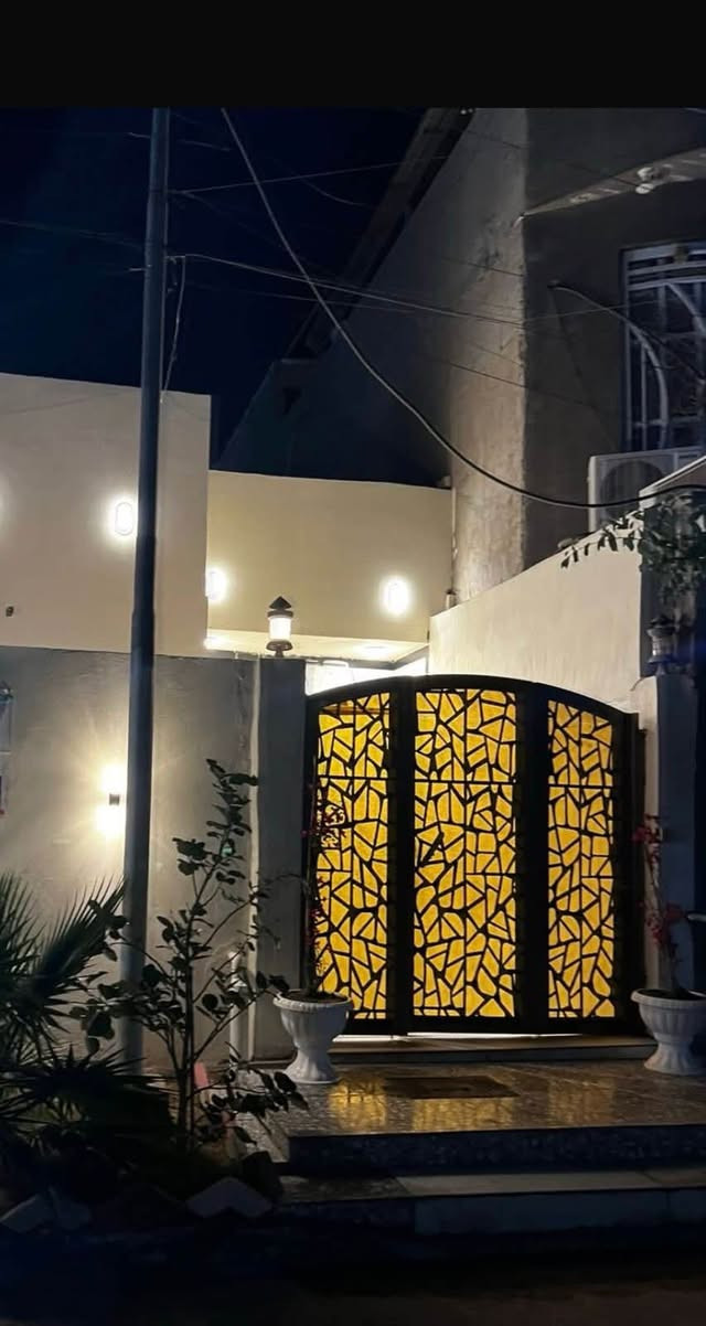 سلام عليكم بيت طابو صرف البيع البصره تنومه الاكوات الثانيه البيت يحتوي عله غرفتين نوم وصاله وديوانيه وصحيات داخليه وخارجيه 140متر بناء البيت فرمستون مرتب البيت حلو باقي التفاصيل راسلني وبخدمتك رقم الهاتف ***********السعر 185 وقابل لتفاوض البت طابق واحدوستاره فقط

