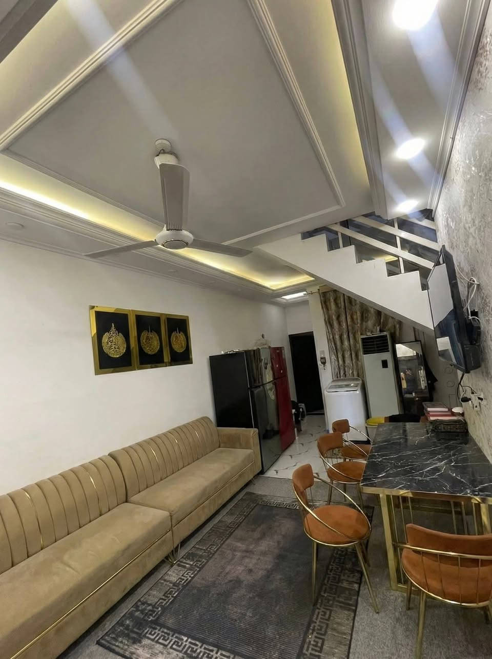 سلام عليكم بيت للبيع بناء حديث بلوك
🌎المساحة 150 متر طابو صرف 
📌الموقع المفرك مقابيل طرق وجسور قريب جدا 
ع شارع الرئيسي ثالث بيت عن شارع 
🛖تفاصيل البيت استقبال مطبخ صاله درج غرفتين نوم جوه وصحيات ومنور والطابق الثاني غرفتين نوم وصحيات 
☎للاستفسار اتصل
📞***********
📞***********
✔️مكتب الشمس للعقار بعقوبة حي المعلمين
