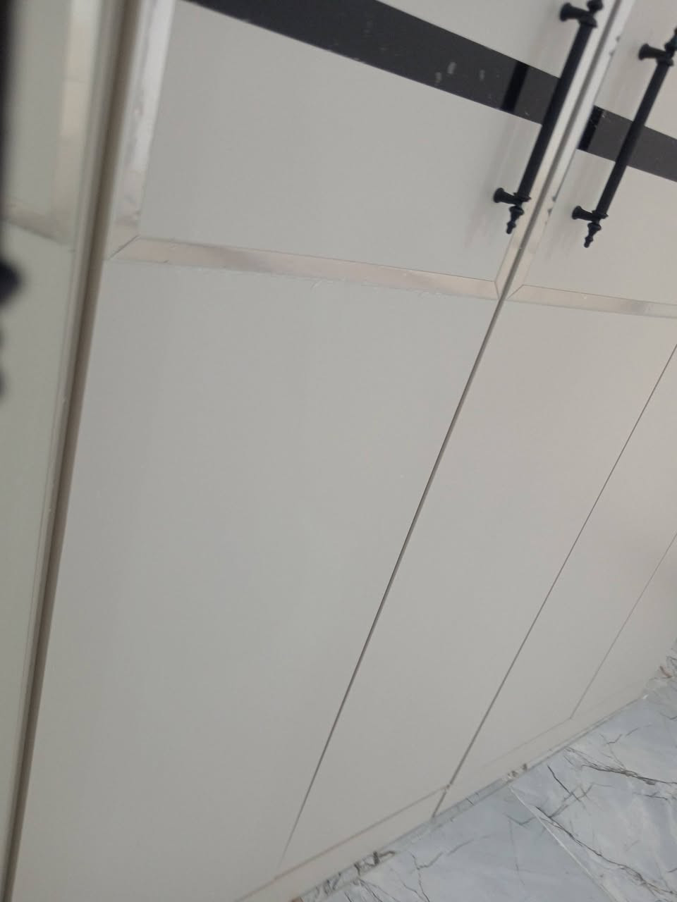 غرفة للبيع صار يومين من اشتريته الله شاهد واريد ابيعه سبع قطع كنتور وملحق وجربايه وكومديات ثنين وميز توالت وكرسي مال ميز تواليت 875وبيه مجال قليل  المكان الناصريه قضاء الاصلاح  ***********
